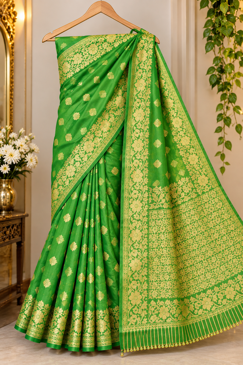 Elegant green saree with rich golden zari work 🤩